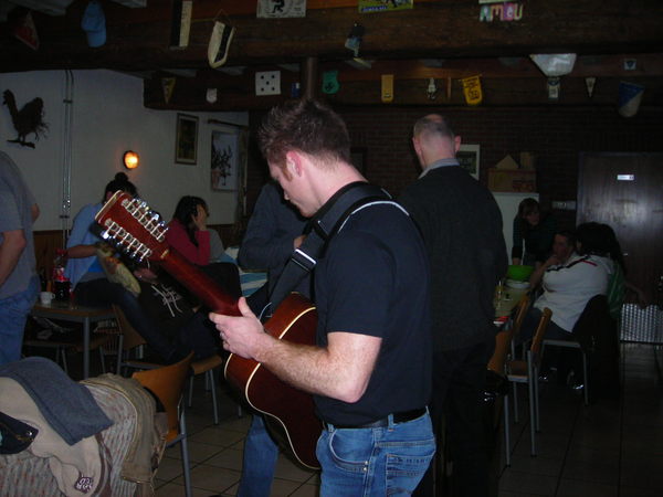 Lesly had natuurlijk zijn gitaar meegenomen