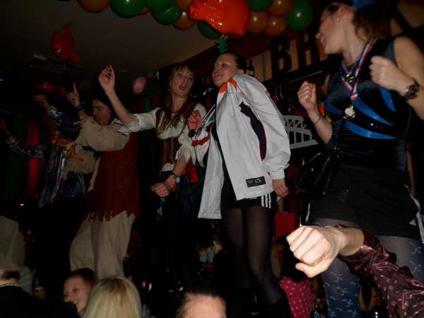 Het dansen op de bar gaat door