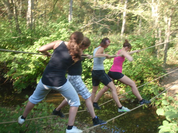 Yvanka, Deborah, Eliza en Marion op de pinguinloopdingestouwbrug