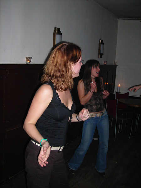Mariska en Carla dansen