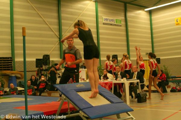Kirstin springt terwijl er iemand heel mooi aangroet