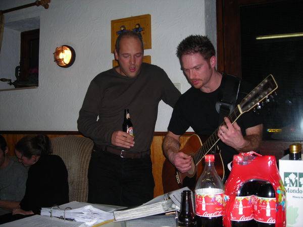 En de band speelt en speelt en speelt