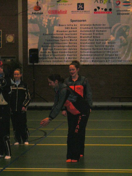 Mirre geeft haar onzichtbare hond een knuffel