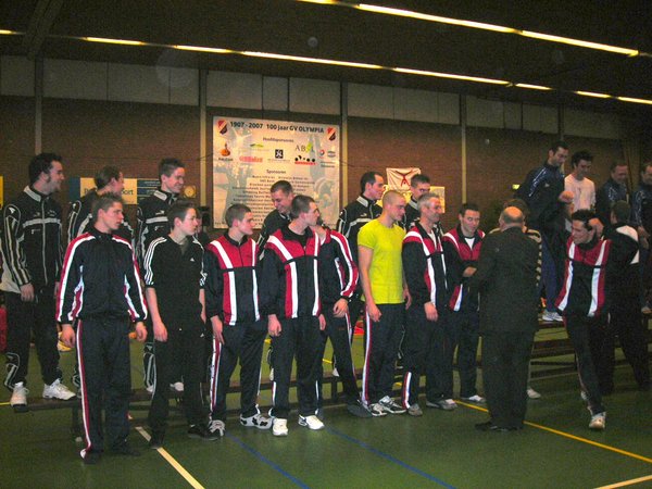 Het valt bijna niet op dat Kris zijn trainingsjasje niet aanheeft