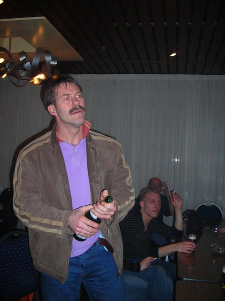 Meester Robin ontkurkt de Univé-champagne