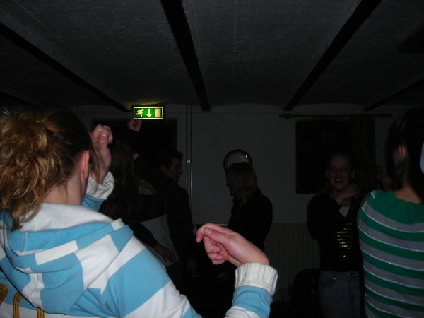 Leontien speelt luchtgitaar