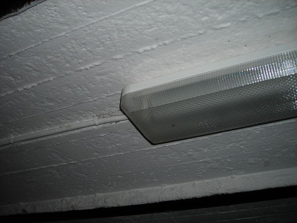 En de lamp, die hing maar aan het plafond