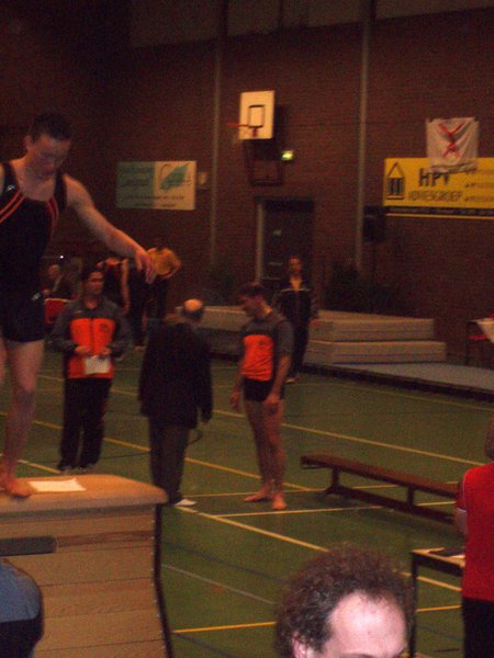 Robin en Iwan praten met de wedstrijdleiding