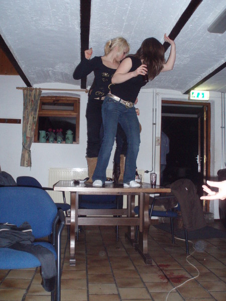 Sta je net lekker op de tafel te dansen, gaat iedereen naar buiten