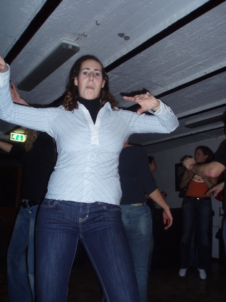 Cindy stoot bijna haar hoofd