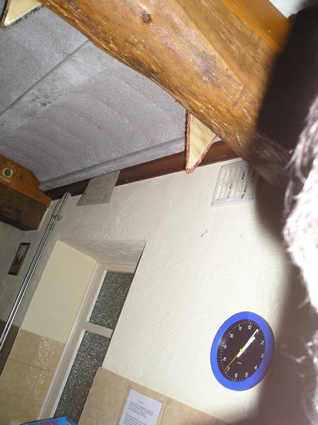 Door de plafondbalk diagonaal op de foto te zetten krijg je toch een bepaalde dynamiek die je in zoveel hedendaagse interieurfoto's mist