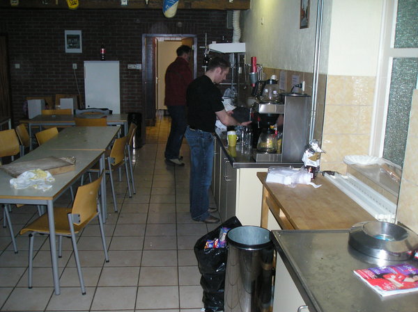 Lesly aan de afwas