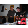 En de band speelt en speelt en speelt