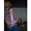 Meester Robin ontkurkt de Univé-champagne