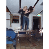 Sta je net lekker op de tafel te dansen, gaat iedereen naar buiten
