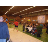 Dames B op de achtergrond op tafel aan het inspringen