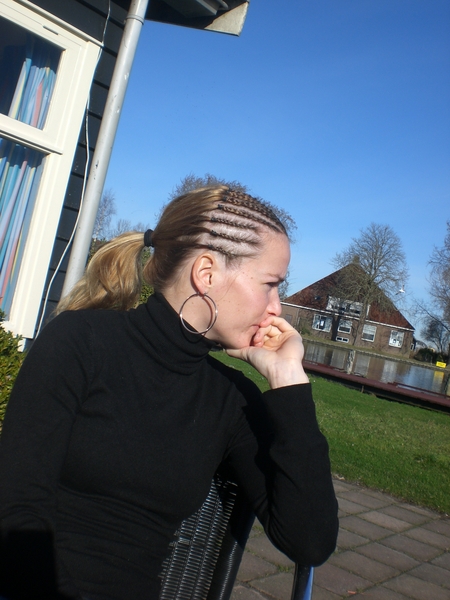 Natasja heeft allemaal takjes op haar hoofd