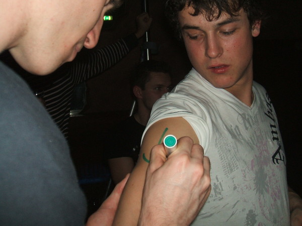 Dennis krijgt ook een tattoo