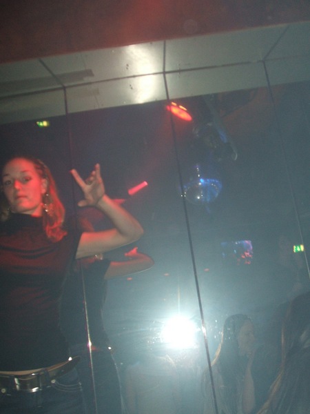 Natasja's doorzichtige vriend danst lekker mee