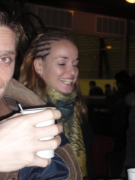 Natasja begint langzaam wakker te worden en Maurice drinkt een bakkie