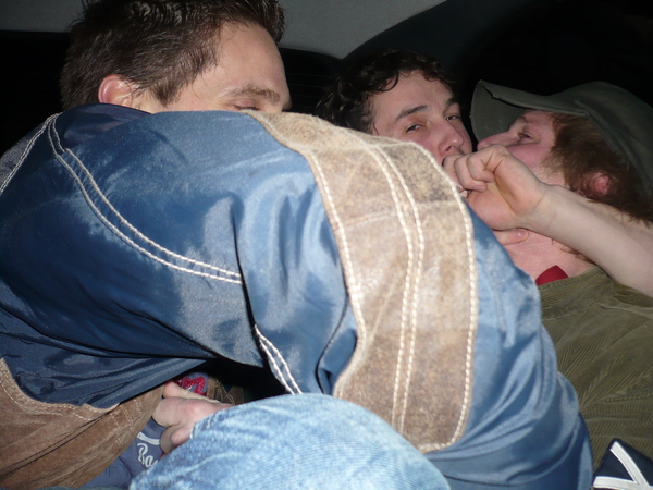 Lekker knus in de auto terug naar het huisje