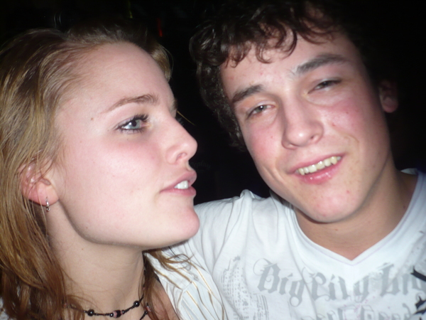 Dennis heeft meer make-up op dan Mayke