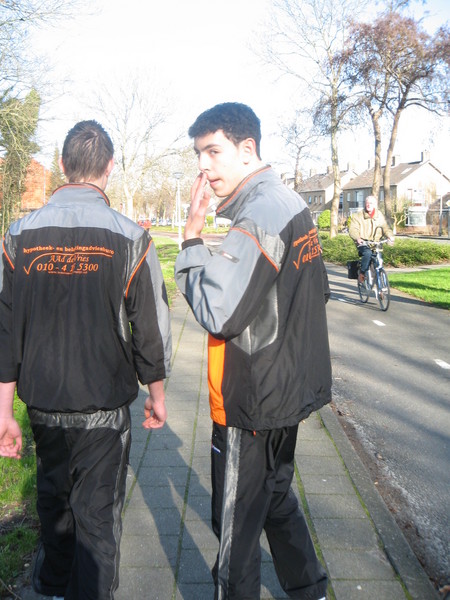 Timo fluit op zijn eigen manier op zijn vingers