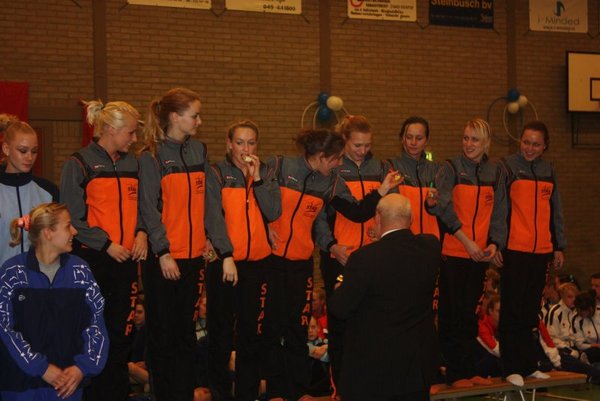 Dames A 1e op Tramp