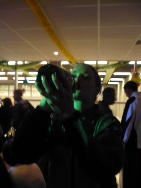 Natasja neemt een slokje champagne