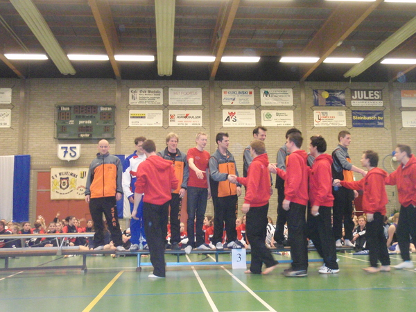 Heren A feliciteren DVV met hun 2e plaats