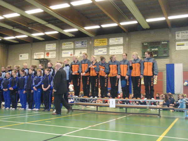 Dames A 1e op Tramp