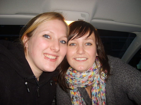 Daisy zit in de auto (naast Eliza)