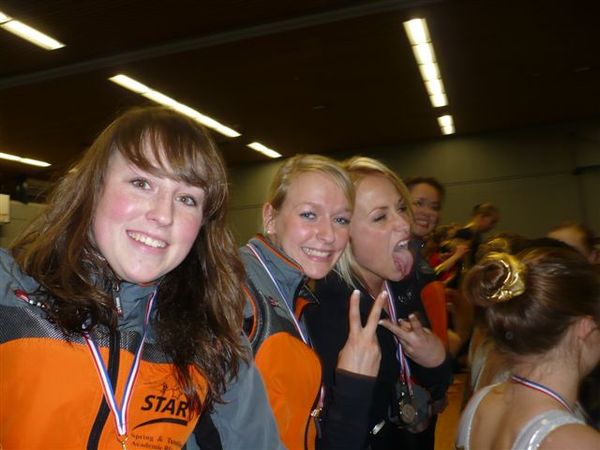 Lisa en Eline lachen naar de goede camera