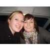 Daisy zit in de auto (naast Eliza)