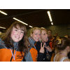 Lisa en Eline lachen naar de goede camera