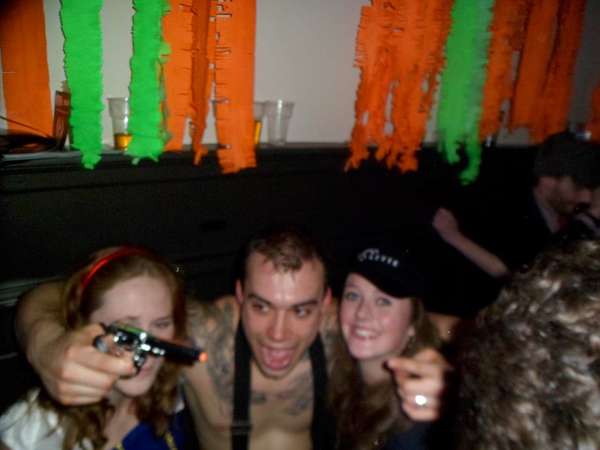 Frans laat z'n pistool zien