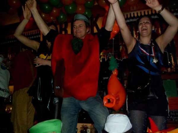 Op de bar gaat het dansen nog gewoon door