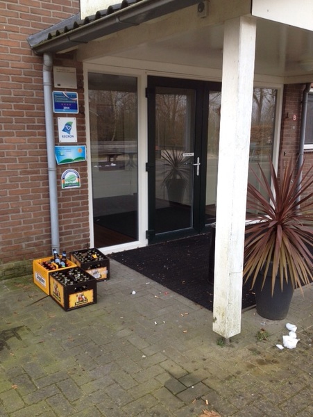 Ondertussen heeft Erik het huisje gevonden, maar iedereen was al weg. Dan maar een foto van de koelkast.