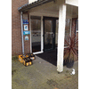 Ondertussen heeft Erik het huisje gevonden, maar iedereen was al weg. Dan maar een foto van de koelkast.