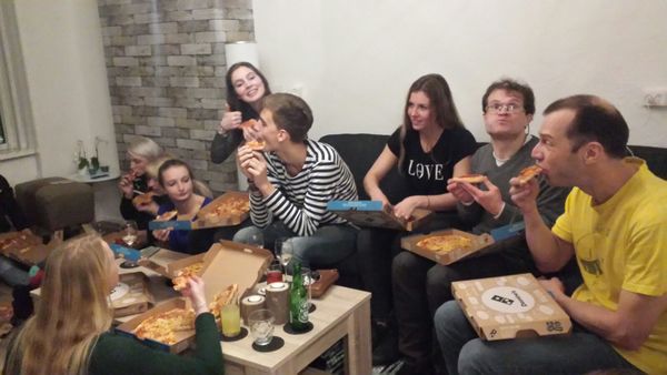 Eliane checkt alvast haar volgende stukje pizza