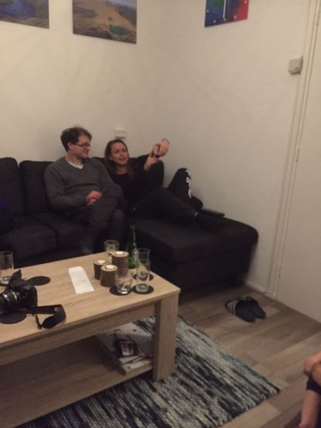 Knus met z'n tweetjes op de bank