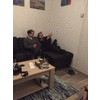Knus met z'n tweetjes op de bank