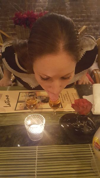 Diandra proeft een Amaretto