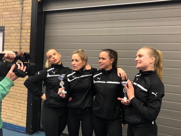 Netjes de bekers showen voor de camera