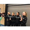 Netjes de bekers showen voor de camera