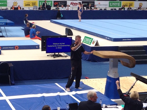 Meester Robin groet de jury