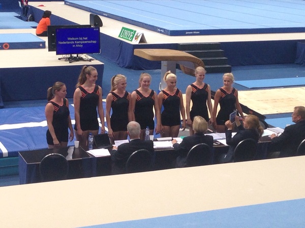 Dames-1 stelt zich ook voor aan de jury