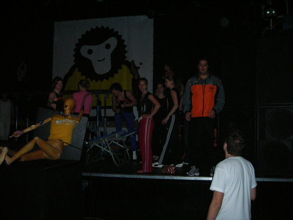 Die met dat gele shirt is geen S.T.A.R.-lid