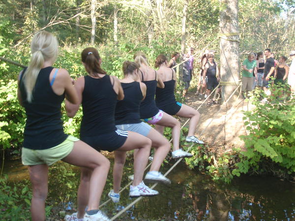 Eline, Chantal, José, Natasja en Annelies allemaal in zwarte shirtjes