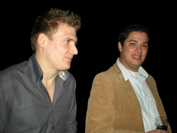 Dickie en Meester Iwan kijken het van een afstandje aan